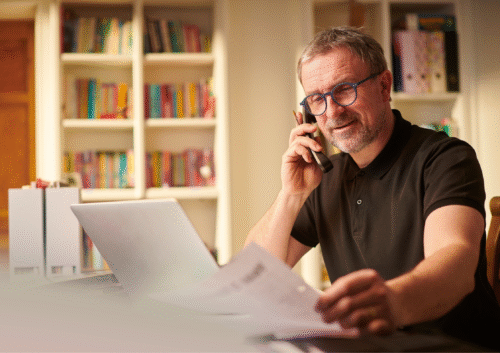 Illustration d'un chef d'entreprise au téléphone