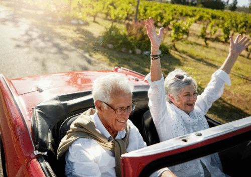 Illustration d'un couple de retraités en voiture