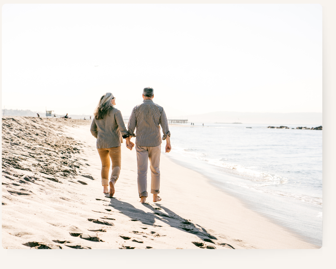 Illustration d'un couple marchant sur la plage et se tenant la main