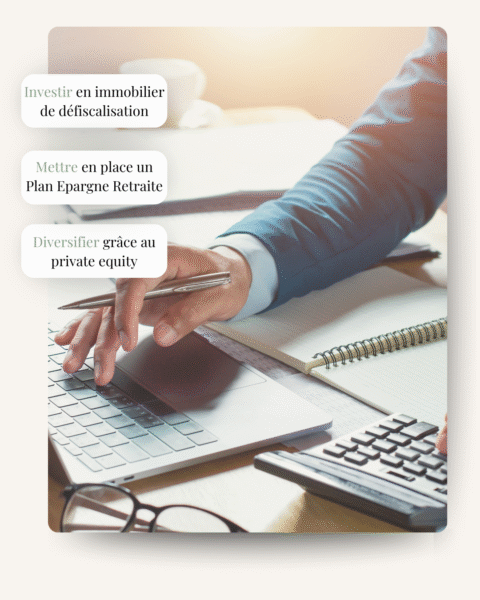 Illustration d'un homme travaillant sur l'ordinateur et la calculatrice